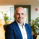 Profile photo of Tom Bosman, Technical Director N.V. STRABAG Belgium S.A. Region South/West. The photo was taken in an office environment.