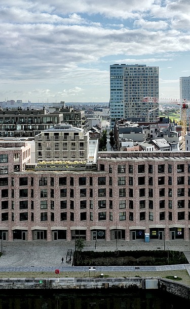 Foto van Cadix A5, een grootschalig wooncomplex aan de Kattendijkdok in Antwerpen.