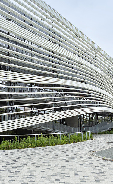 Foto van de sculpturale gevel van Gebouw T HoGent in Gent.