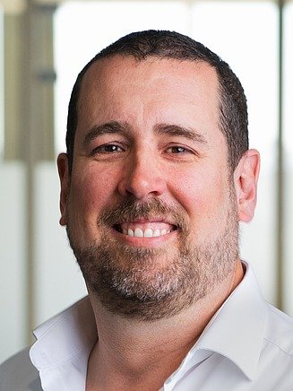 Photo de profil du Directeur Technique Général N.V. STRABAG Belgium S.A.Claudius Schwartz. La photo a été prise dans un bureau.