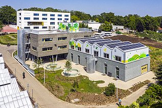 Dronefoto van tuinbouwcampus De Wijnpers in Leuven.
