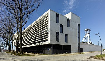 Photo d'IncubaThor dans le Thor Park Genk, un immeuble de bureaux moderne.