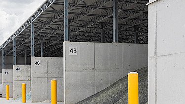 Foto van een hangar op de nieuwe GRL Glass Recycling and Logistics site in Beringen.