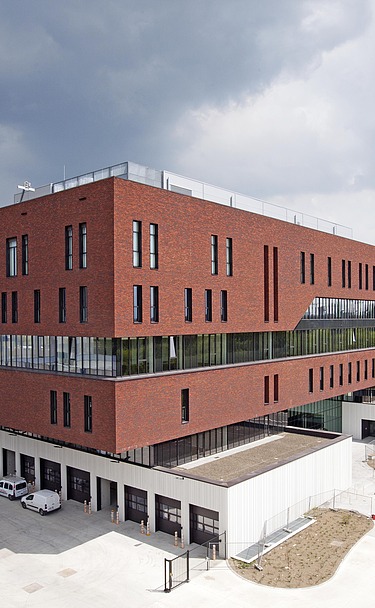 Foto van de brandweerkazerne op Campus H. aan het Albertkanaal in Hasselt.