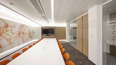 Foto van een vergaderruimte in de brandweerkazerne op Campus H. aan het Albertkanaal in Hasselt.