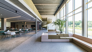 Foto van de centrale inkomhal in Bio-Incubator, gelegen in het Arenbergpark in Heverlee.