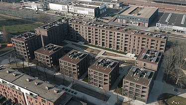 Dronefoto van Luca II, een sociaal wooncomplex in Antwerpen-Luchtbal.