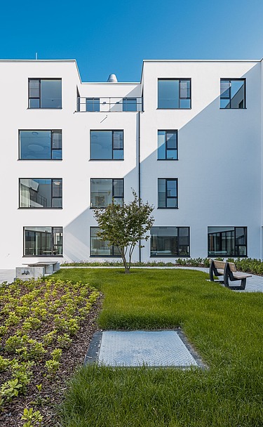 Foto van de patio van het nieuwe WZC Kimpenhof Oudsbergen