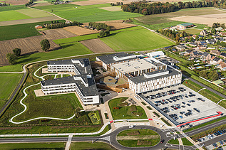 Vue aérienne du ZMK, l'hôpital de la Meuse et de la Campine, à Maaseik. 