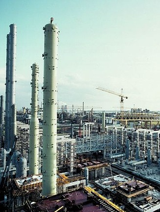 Old project: steam cracker in the port of Antwerp. Old photo of a steam cracker, an old project of STRABAG Belgium. The steam cracker under construction is located in the port of Antwerp.