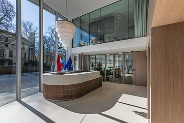 Het onthaal van het verbouwde kantoor voor WKÖ, Oostenrijkse Kamer van Koophandel in Brussen. Het kantoor is gevestigd in Crystal Building.