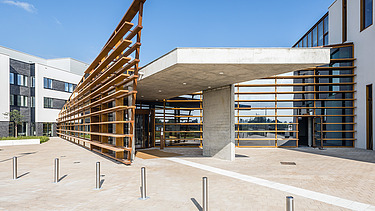 Detailfoto van de nieuwe inkom van het ZMK, Ziekenhuis Maas en Kempen, in Maaseik. 