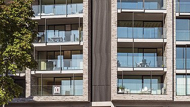 Detailfoto van de voorgevel van residentie Books aan het Kolonel Dusartplein in Hasselt.