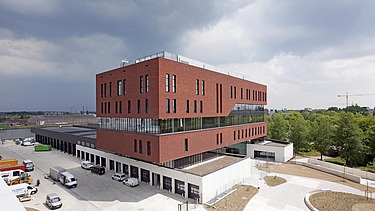 Foto van de brandweerkazerne op Campus H. aan het Albertkanaal in Hasselt.
