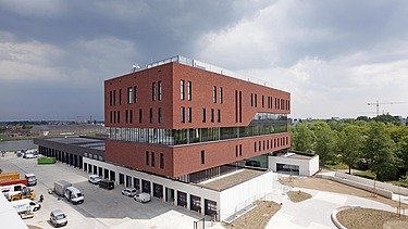 Photo de la caserne de pompiers du Campus H. sur le canal Albert à Hasselt.