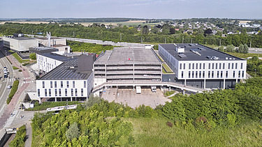 Dronefoto van het nieuwe logistieke platform en apotheekgebouw van UZ Leuven (Campus Gasthuisberg) in Leuven.