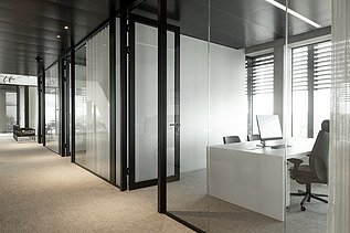 Foto van kantoorruimtes in het nieuwe hoofdkantoor voor H. Essers in Genk.