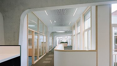 Photo of a corridor in the new Antwerp Regional Police Office on Lange Gasthuisstraat in Antwerp. 