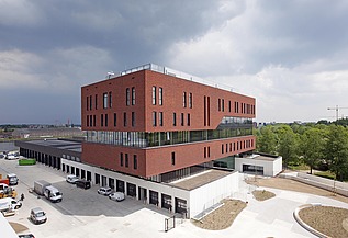 Foto van de brandweerkazerne op Campus H. aan het Albertkanaal in Hasselt.