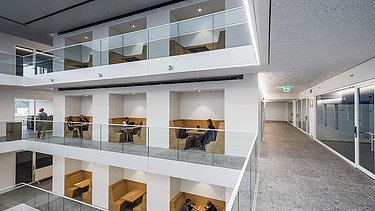 Foto van de studeernissen in de centrale hal in T2 Campus in Thor Park in Genk.