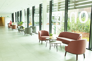 Photo du hall d'entrée du nouveau centre de soins résidentiels Jacky Maes à Bredene.