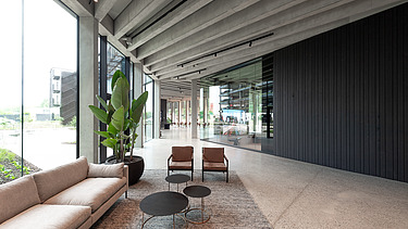 Foto van de centrale lobby in het nieuwe hoofdkantoor voor H. Essers in Genk.