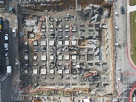 Dronebeeld van de fundamenten voor het in aanbouw zijnde productiegebouw voor Takeda in Lessines.