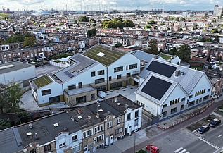 Vue par drone du nouveau Lycée Lakbors (Focus Noord) à Deurne.