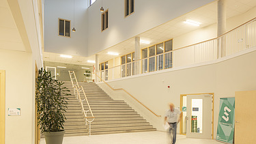 Photo du hall central dans le nouveau bâtiment de GO ! STrEaM Campus Groot Schijn à Deurne.