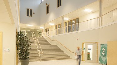 Photo du hall central dans le nouveau bâtiment de GO ! STrEaM Campus Groot Schijn à Deurne.