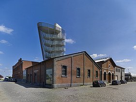 Foto van het Red Star Line Museum met de opvallende uitkijktoren die lijkt op de schouw van een cruiseschip.
