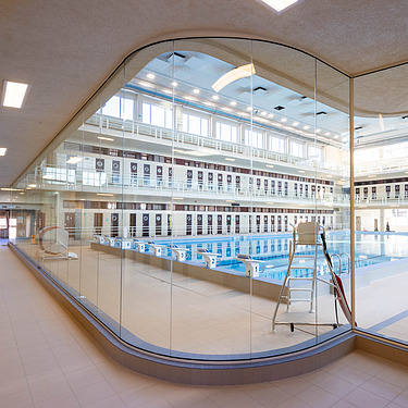 Photo à l'intérieur de la piscine moderniste Neptunium à Bruxelles-Schaarbeek ;