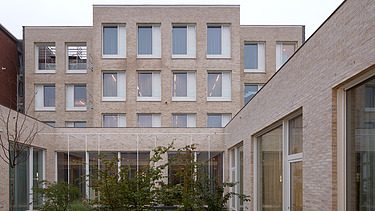 Photo du patio du nouveau bureau régional de la police de Merksem