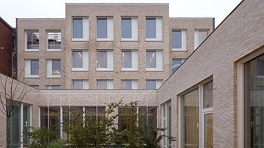 Photo of the patio of the new Regional Police Office in Antwerp-Merksem.