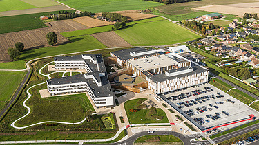 Luchtfoto van het ZMK, Ziekenhuis Maas en Kempen, in Maaseik. 