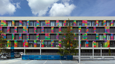 Photo de la façade colorée de Blok-K au ZOL de Genk
