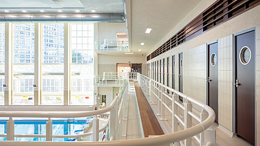 Photo à l'intérieur de la piscine moderniste Neptunium à Bruxelles-Schaarbeek ;