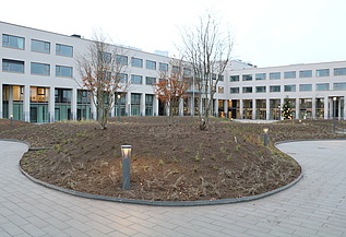  Foto van de voorgevel en het centrale plein voor het nieuwe WZC De Reiger in Temse.