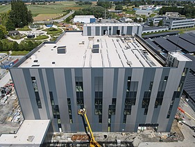Dronebeeld van het in aanbouw zijnde productiegebouw voor Takeda in Lessines.