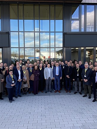 Foto van het bezoek van de Vlaamse delegatie aan ZÜBLIN Timber.