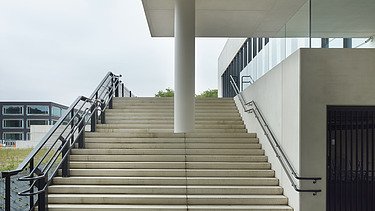 Photo de l'escalier extérieur d'IncubaThor dans le Thor Park Genk, un immeuble de bureaux moderne.