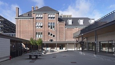 Foto van de speelplaats van het Van Averbekegebouw van Campus Cadix in Antwerpen.