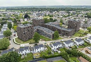 Dronefoto van de nieuwe sociale woonwijk Paspoel Anders in Tongeren.
