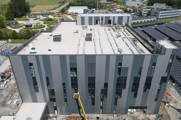 Dronebeeld van het in aanbouw zijnde productiegebouw voor Takeda in Lessines.