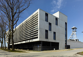 Photo d'IncubaThor dans le Thor Park Genk, un immeuble de bureaux moderne.