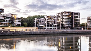 Avondfoto van Residentie Vaartdijk in Brugge.