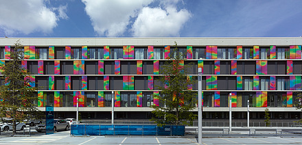Foto van de kleurrijke gevel van Blok-K van het ZOL in Genk