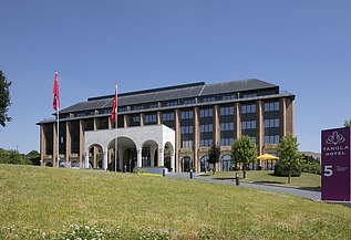 Une photo de la façade de l'hôtel Tangla à Bruxelles.