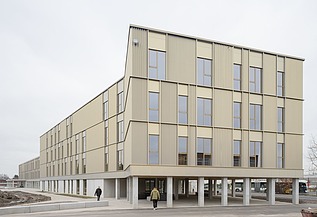Photo de la façade dorée du nouveau bâtiment scolaire de VTS Sint-Niklaas.