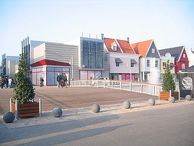Photo d'une rue du Factory Outlet Center Rosada à Roosendaal : un complexe commercial moderne.